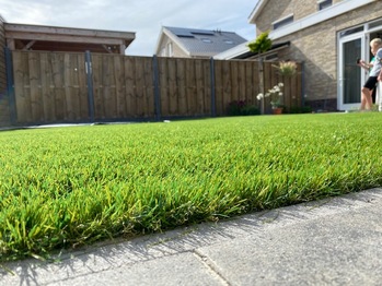 Natuurlijk gazon met trampoline in Beverwijk