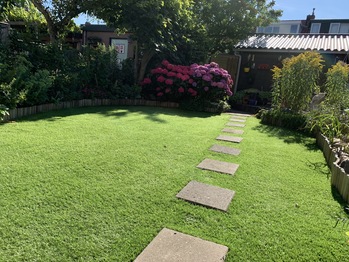 Kunstgras met staptegels in achtertuin Haarlem