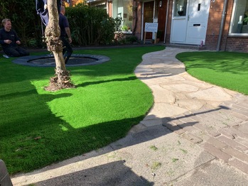 Kunstgras in voortuin Santpoort Noord