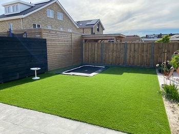 Natuurlijk gazon met trampoline in Beverwijk